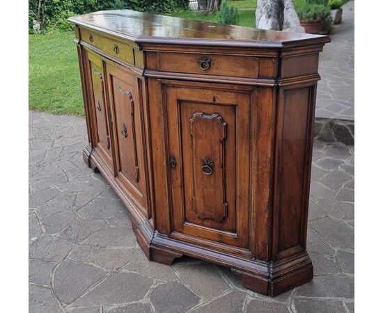 Credenza scantonata in noce del 700 Toscana 