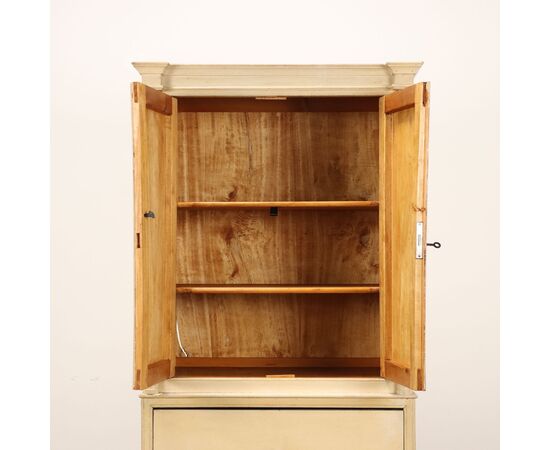 Credenzino in Legno Laccato e Dipinto Italia XX Secolo