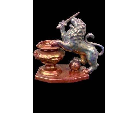 Scultura in ceramica a lustro metallico raffigurante leone con spada. Firma: C.A.C.F (Cooperativa Artigiana Ceramisti Faentini).Faenza