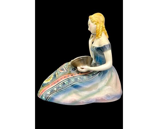 Scultura in terraglia raffigurante figura femminile con cesto di fiori. Manifattura Agostinelli e dal Pra’. Nove di Bassano.