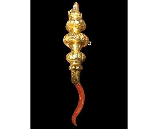 Sonaglio - fischietto,gioco da bambini in argento vermeille con corpo globulare rastremato sbalzato con motivi vegetali stilizzati.