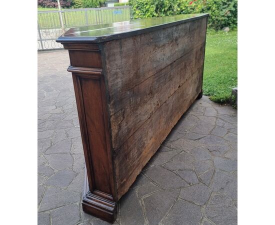 Credenza scantonata in noce del 700 Toscana 