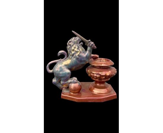 Scultura in ceramica a lustro metallico raffigurante leone con spada. Firma: C.A.C.F (Cooperativa Artigiana Ceramisti Faentini).Faenza