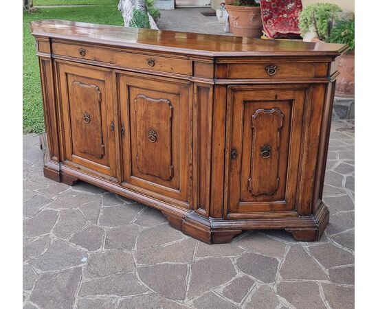 Credenza scantonata in noce del 700 Toscana 