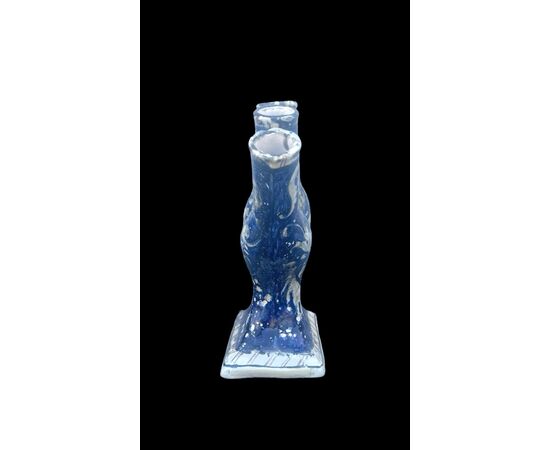 Tulipaniera in maiolica a sfondo blu con decoro a raffaellesche.Manifattura Molaroni.Pesaro.
