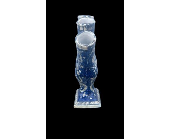 Tulipaniera in maiolica a sfondo blu con decoro a raffaellesche.Manifattura Molaroni.Pesaro.