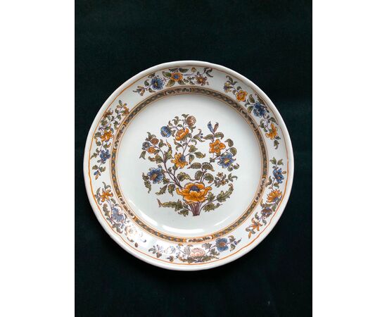 Majolica plate decorated with wild flowers, Turin.     