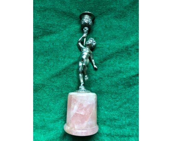 Candeliere in argento con base in quarzo rosa raffigurante un fanciullo nudo che regge il portacandela.Italia.
