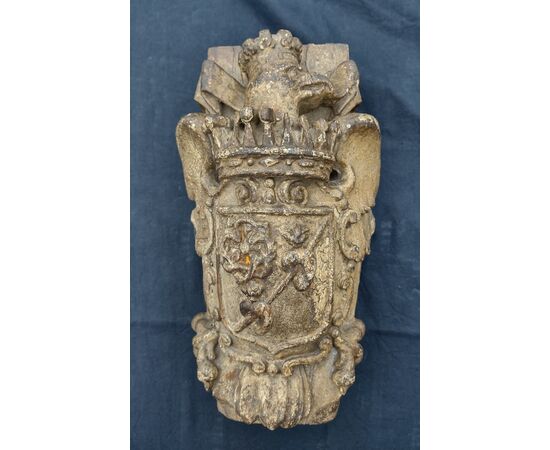 Splendido stemma nobiliare spagnolo in legno intagliato e laccato