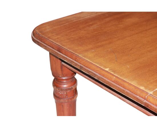 1800s Victorian extendable mahogany table