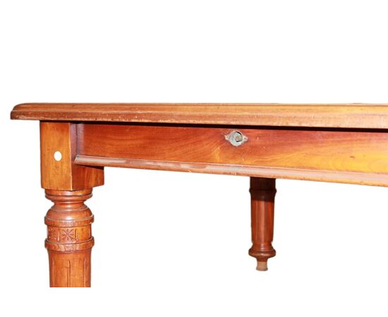 1800s Victorian extendable mahogany table