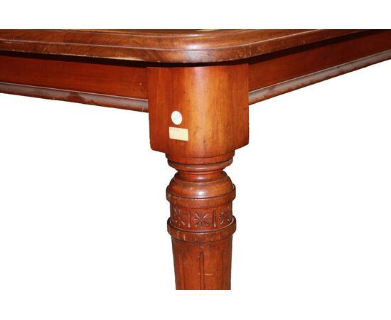 1800s Victorian extendable mahogany table
