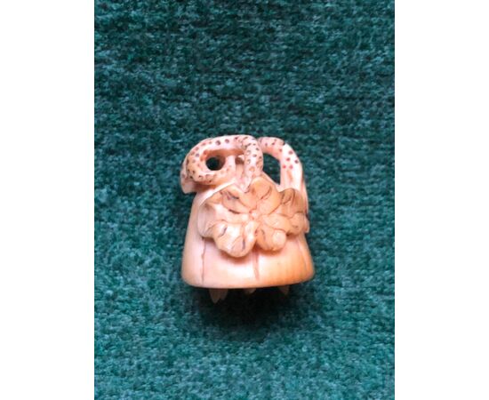 Netsuke &#39;in ivory with vegetal motifs with 6 retractable seeds. Japan.     