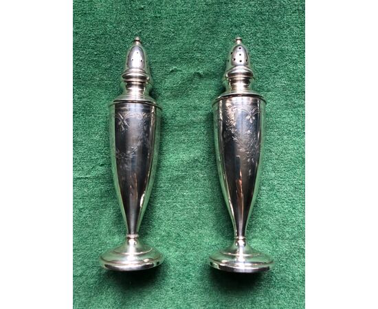Pair of silver sugar spreaders with engraved floral motifs. Sterling punch. Use.     