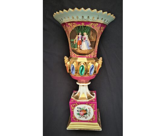 Manifattura Vecchia Parigi, primo XIX secolo Vaso in porcellana policroma.