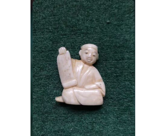Ivory netsuke &#39;with sitting figure with papyrus. Japan.     