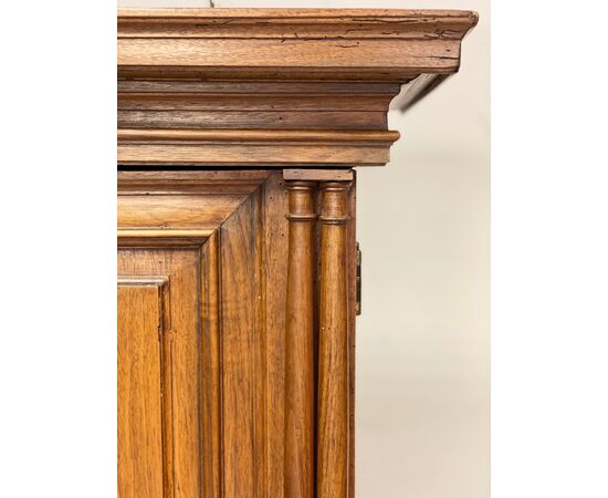 Credenza doppio corpo in noce . XVIII secolo