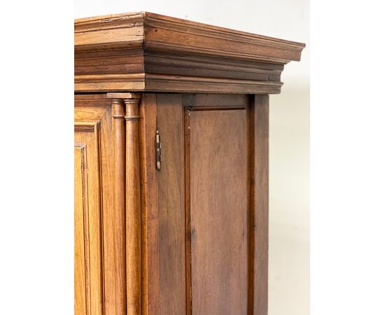 Credenza doppio corpo in noce . XVIII secolo