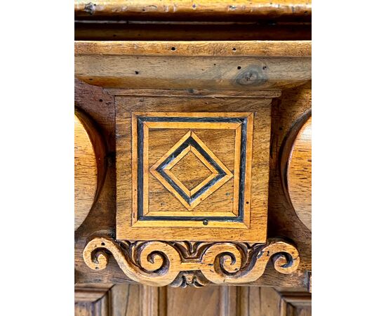 Credenza doppio corpo in noce . XVIII secolo
