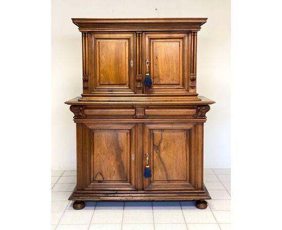 Credenza doppio corpo in noce . XVIII secolo