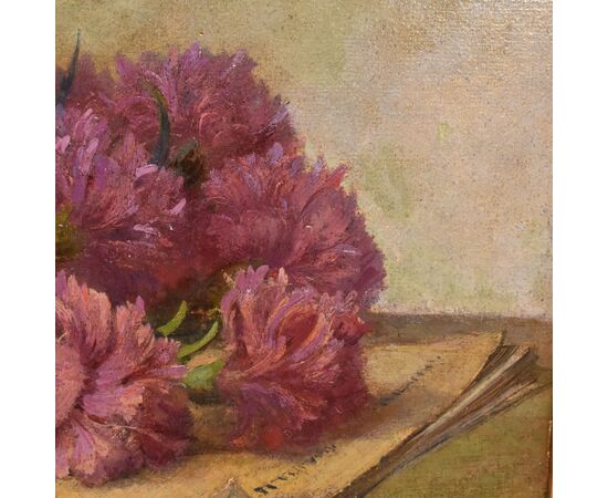 QUADRI ANTICHI, ART DECO, NATURA MORTA, FIORI DI GAROFANI E LIBRO, OLIO SU CARTONE, XX. (QF671)