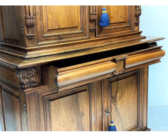 Credenza doppio corpo in noce . XVIII secolo