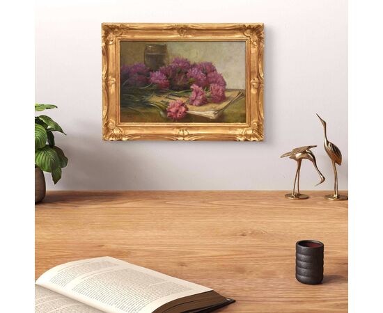 QUADRI ANTICHI, ART DECO, NATURA MORTA, FIORI DI GAROFANI E LIBRO, OLIO SU CARTONE, XX. (QF671)
