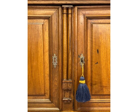 Credenza doppio corpo in noce . XVIII secolo