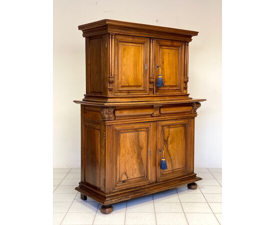 Credenza doppio corpo in noce . XVIII secolo