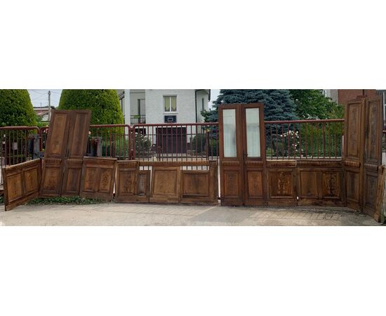 DARB243 - Boiserie Liberty in noce con tre porte, misura metri lineari 9