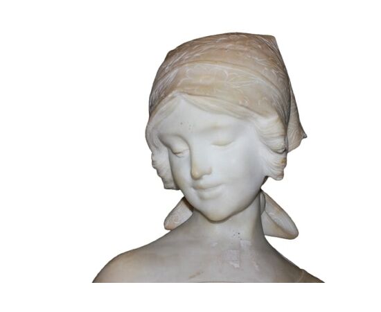 Mezzobusto francese in marmo Raffigurante Dama con Copricapo