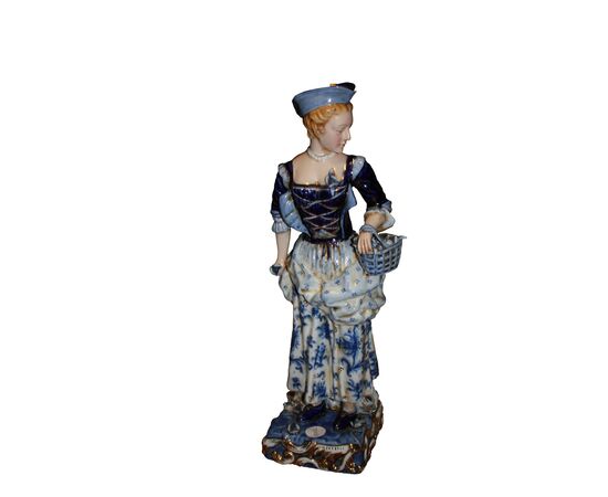 Statuina in porcellana raffigurante dama con cesto di fiori fine 1800