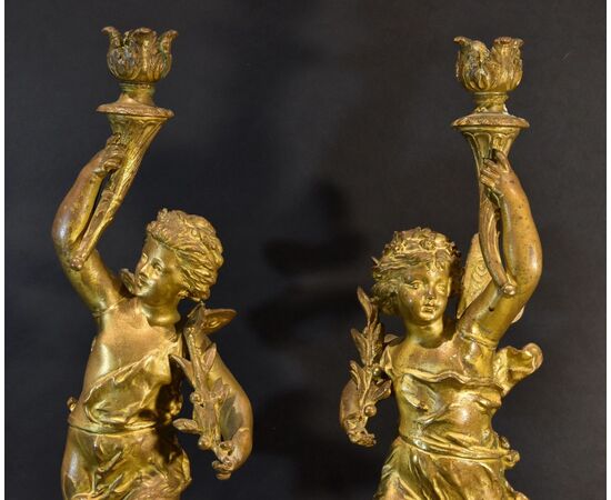 Coppia di candelieri in bronzo con allegorie, Ernest Rancoulet (Bordeaux 1842 - Bordeaux 1905) Firma su retro 'Rancoulet'