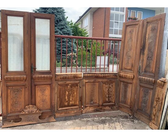 DARB243 - Boiserie Liberty in noce con tre porte, misura metri lineari 9
