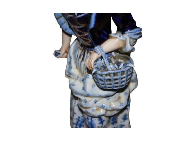Statuina in porcellana raffigurante dama con cesto di fiori fine 1800
