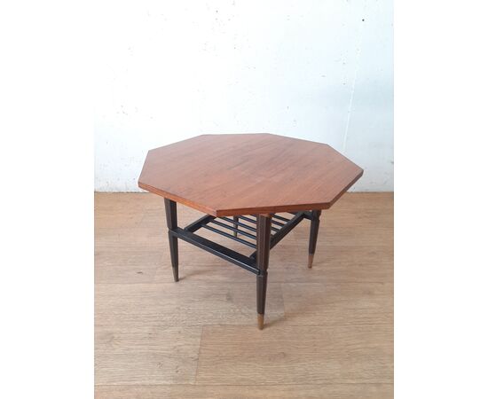 PICCOLO TAVOLINO BASSO MARCHIATO F.G.S. IN TEAK ANNI 50 CON PUNTALI IN MATALLO