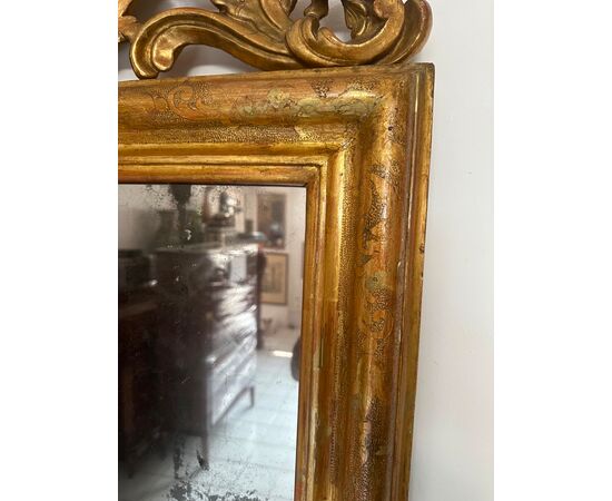 Specchiera in legno intagliato e dorato. Lombardia fine 700