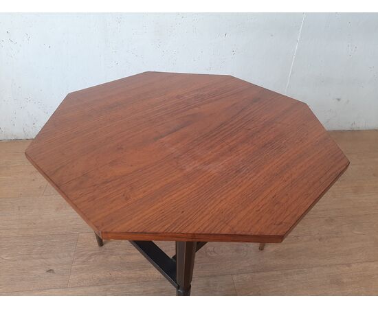 PICCOLO TAVOLINO BASSO MARCHIATO F.G.S. IN TEAK ANNI 50 CON PUNTALI IN MATALLO