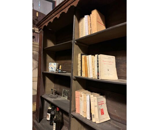 ARM240 - N. 2 mobili/ credenze simili, epoca '700, mis. diverse: una cm L 146 x H 198, l'altra cm L 155 x H 220