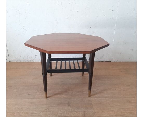 PICCOLO TAVOLINO BASSO MARCHIATO F.G.S. IN TEAK ANNI 50 CON PUNTALI IN MATALLO