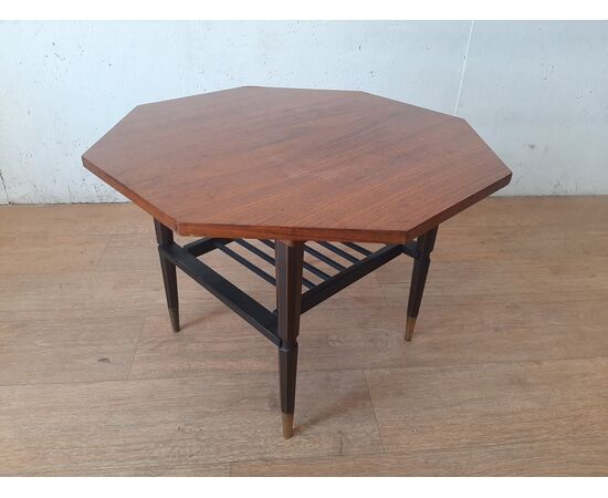 PICCOLO TAVOLINO BASSO MARCHIATO F.G.S. IN TEAK ANNI 50 CON PUNTALI IN MATALLO