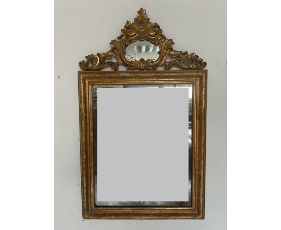 Specchiera in legno intagliato e dorato. Lombardia fine 700