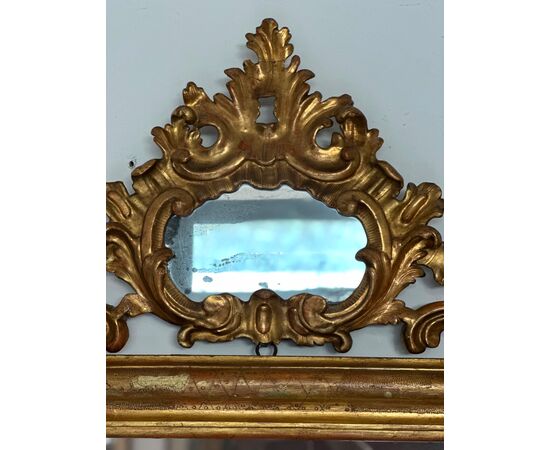 Specchiera in legno intagliato e dorato. Lombardia fine 700