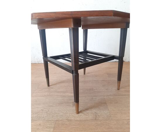 PICCOLO TAVOLINO BASSO MARCHIATO F.G.S. IN TEAK ANNI 50 CON PUNTALI IN MATALLO