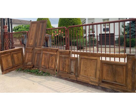 DARB243 - Boiserie Liberty in noce con tre porte, misura metri lineari 9