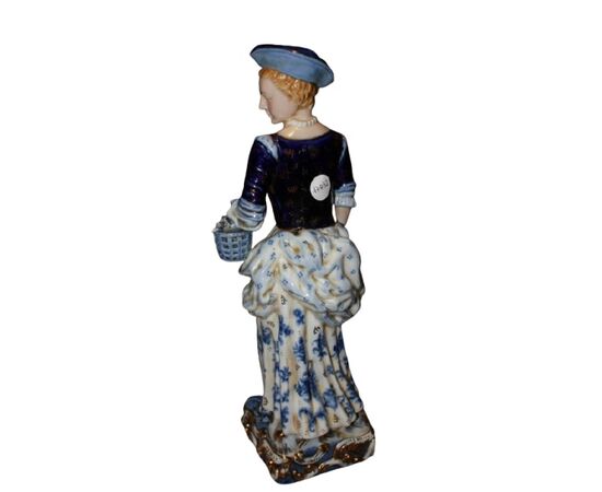 Statuina in porcellana raffigurante dama con cesto di fiori fine 1800