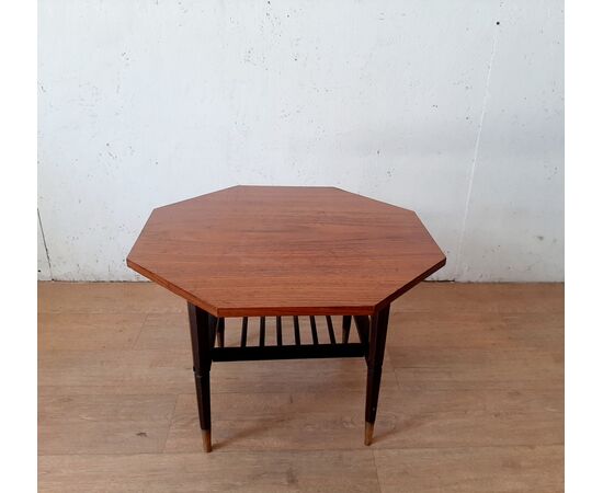 PICCOLO TAVOLINO BASSO MARCHIATO F.G.S. IN TEAK ANNI 50 CON PUNTALI IN MATALLO