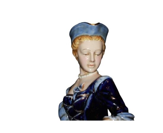 Statuina in porcellana raffigurante dama con cesto di fiori fine 1800