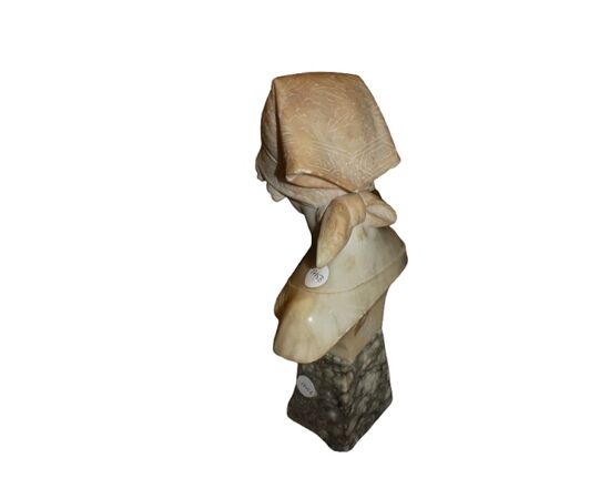 Mezzobusto francese in marmo Raffigurante Dama con Copricapo