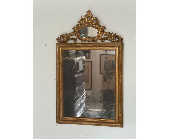 Specchiera in legno intagliato e dorato. Lombardia fine 700